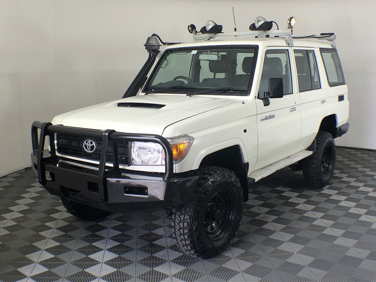 BIJ'OR - Round Pearl Stud Earrings in Purple - 10-11mm  RRP $49