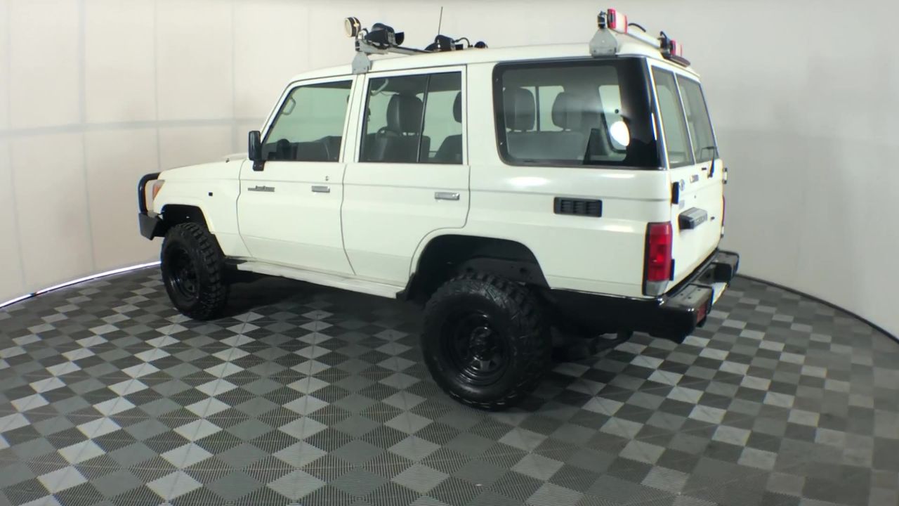 BIJ'OR - Round Pearl Stud Earrings in White - 10-11mm  RRP $49