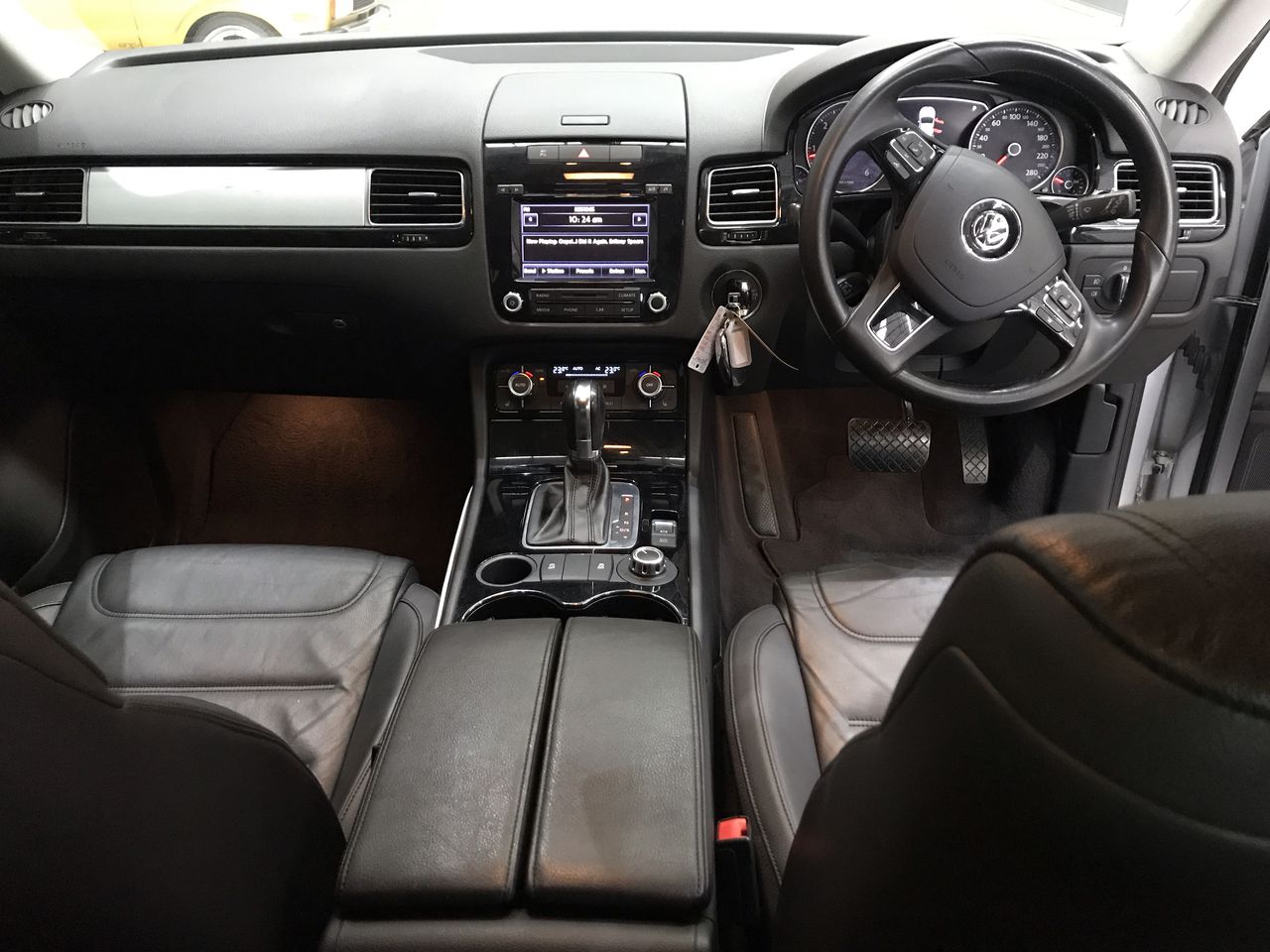 9K WH GLD 0.07CT HI I1 DIAMOND BRACELET TOPAZ PT