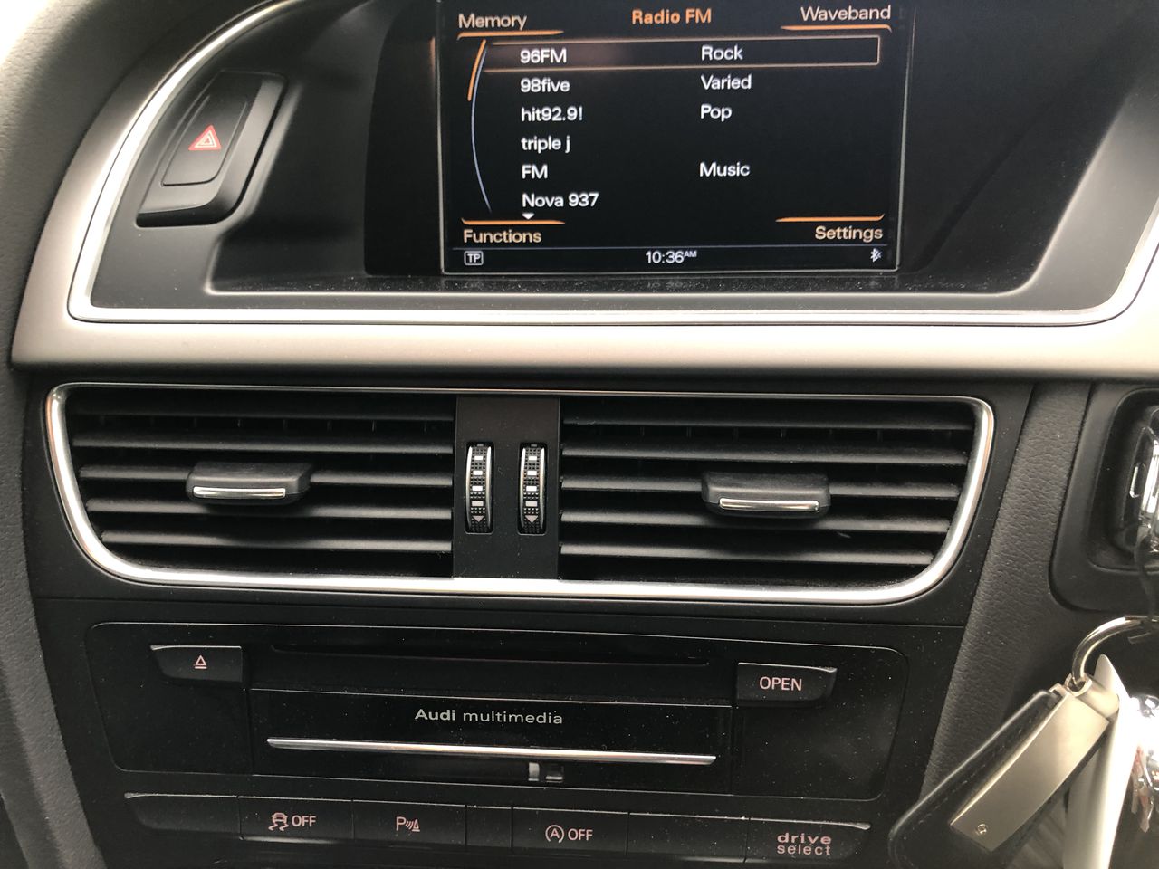 SILVER BULLET City Chic Curling Iron, Black, 32mm. NB: Slightly damaged box