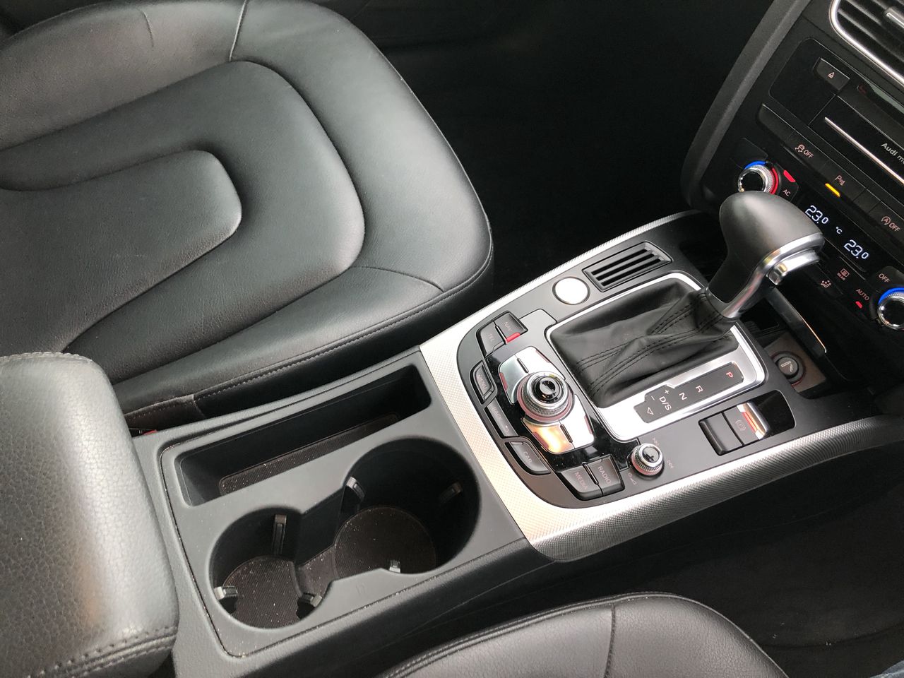 PHILIPS 3000 Handheld Steamer, Compact & Foldable, Dark Green (STH3020/70).