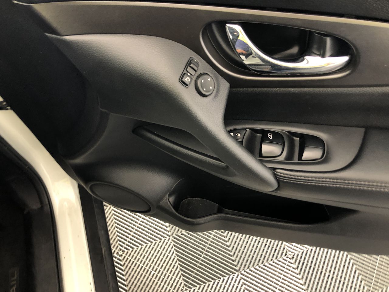 Stylish White Leather Cross Bracelet - DEMO (May contain imperfections)