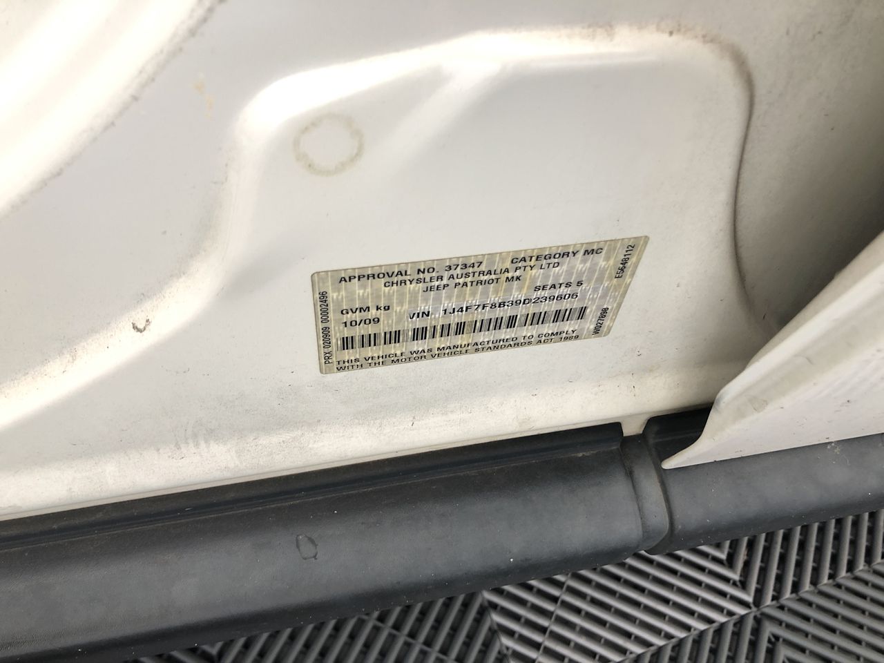 COLEMAN Classic Gladiator 2-Burner Propane Gas Camping Stove. N.B: Minor us