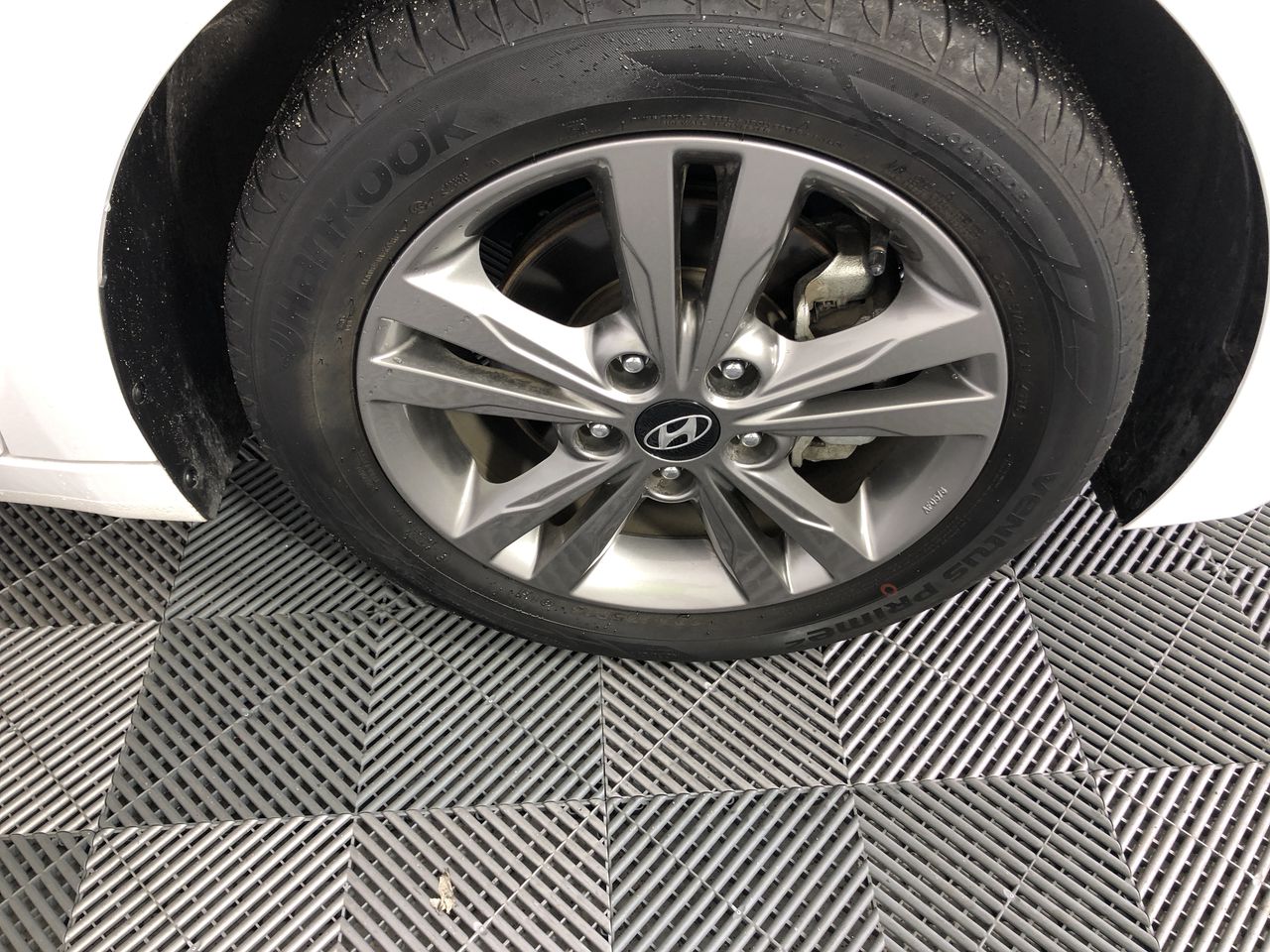 BODUM Bistro Bread Box, 19.4 x 29.4 x 10.7cm, Off White. NB: Damaged packag