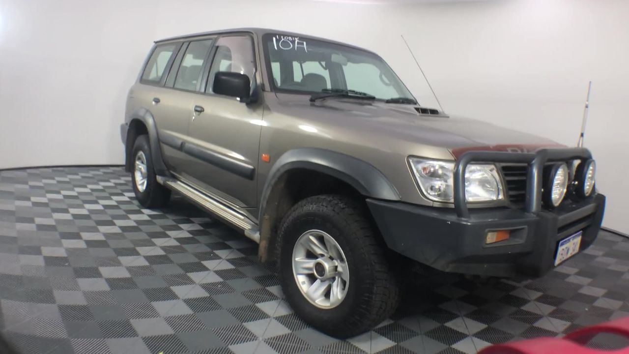 Replica Royal Ring - 16 Simulated Diamonds - US Size 7