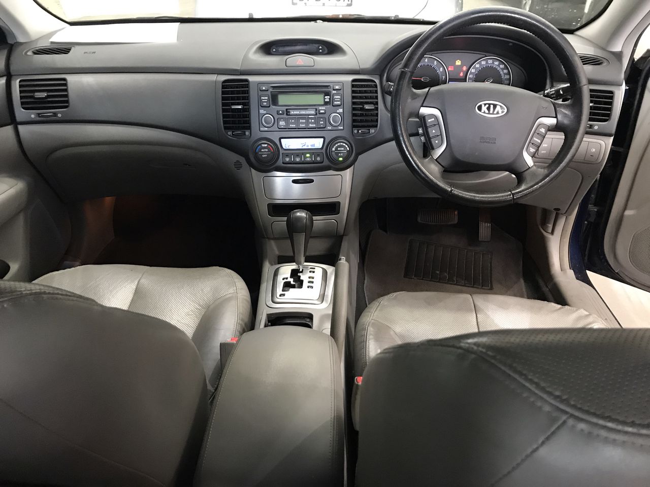 TOMMEE TIPPEE Natural Start Anti-Colic Baby Bottle with Slow Flow Breast-Li