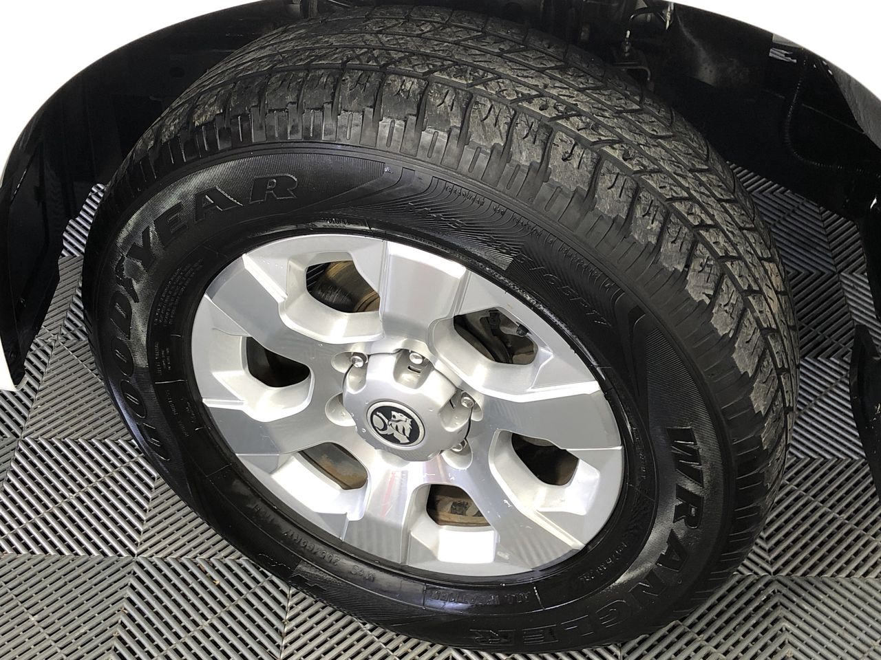 FRYE CHANNEL Comforter Set 3-Piece Set, Queen, Cream.