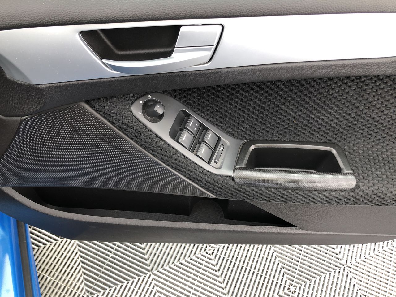 CASUAL LIVING Lap Desk w/ Removable Knit Cover. NB: Damaged packaging.