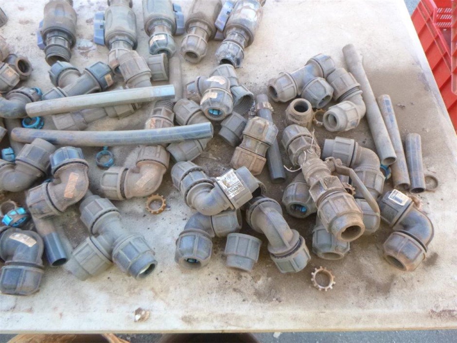 2 Buckets of 25mm Poly Pipe Fittings Auction (00499016284) Grays