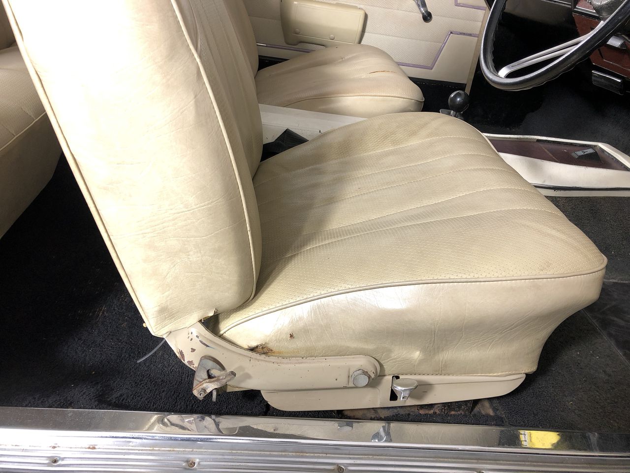 Used Cushioned Chair