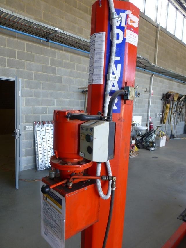 Molnar 4488 4 Post DriveOn Vehicle Hoist, 4000kg S.W.L (Pasadena, SA