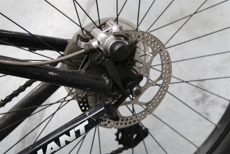 giant strata mountain bike