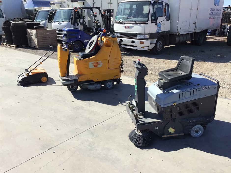 2 x Ride on Floor Scrubber and Push along Floor Sweeper Auction (0085