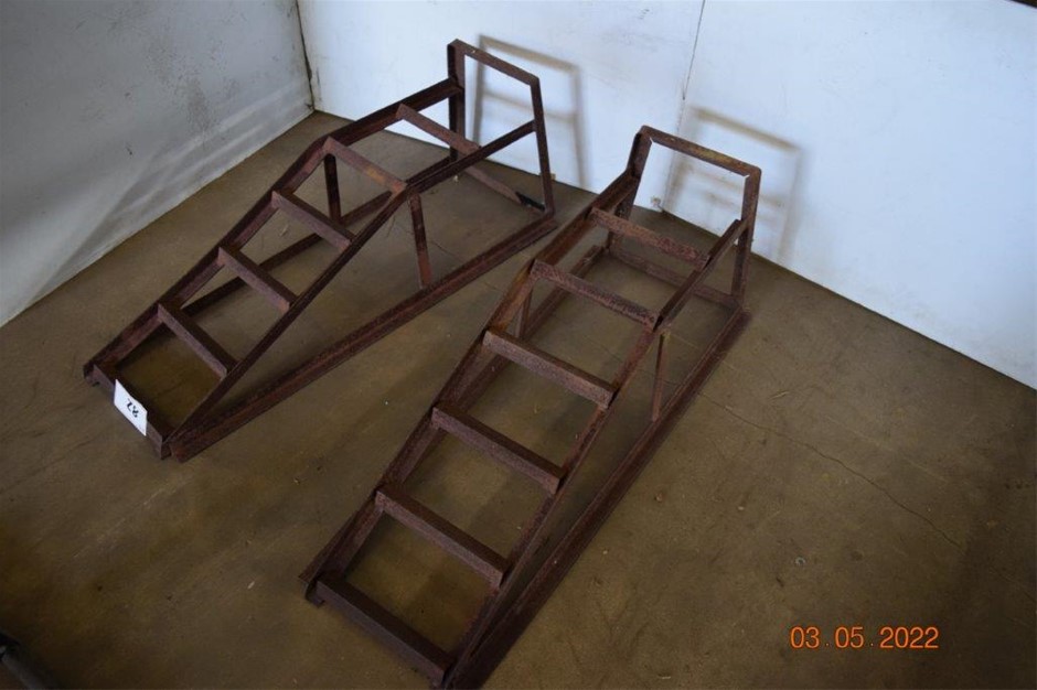Set of 2 Steel Framed Vehicle Ramps Auction (0082-9031208) | Grays ...