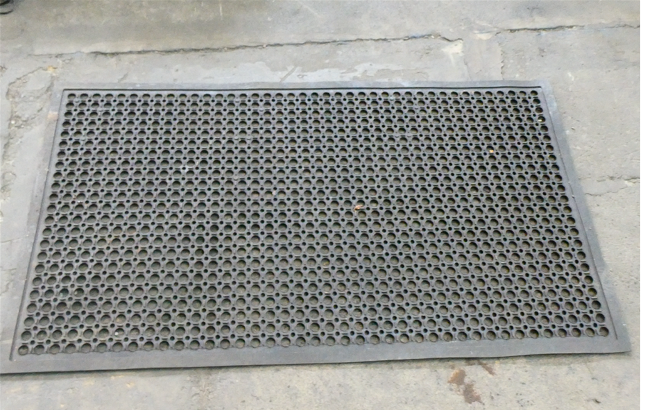 5 x Black rubber industrial kitchen matts Auction (00415050481