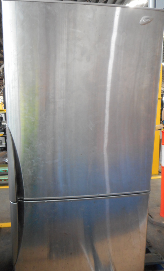 Westinghouse Virtuoso Fridge Freezer & Microwave Oven R210D(W) Auction