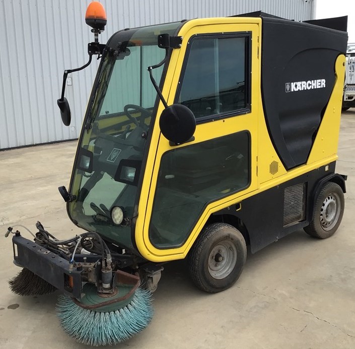 2001 Karcher ICC1D Enclosed Ride on Sweeper Auction (00018016301