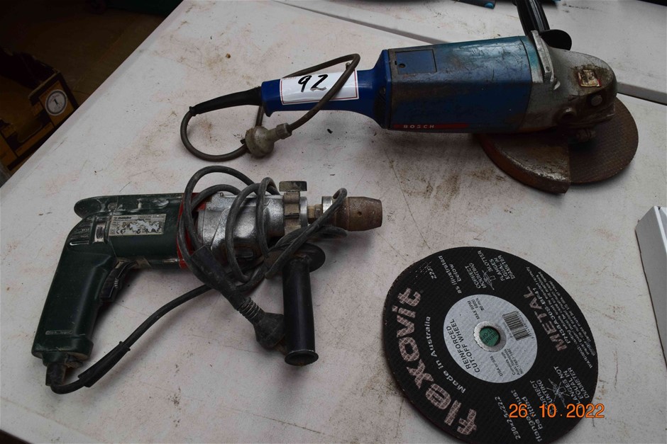 Bosch 9`` Angle Grinder with Assorted Cut Off Discs Auction (0092