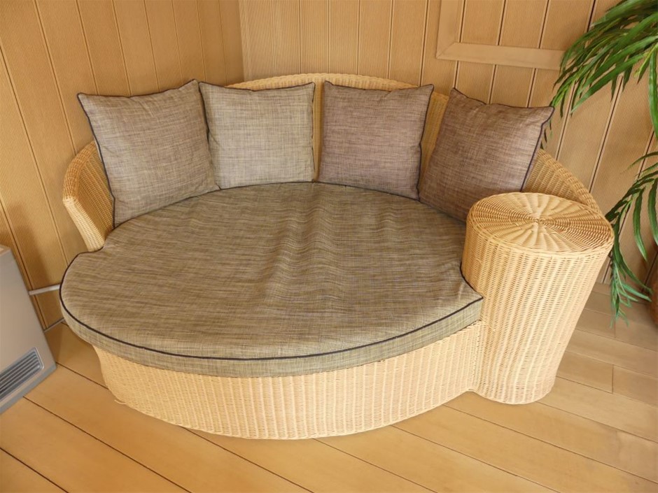 Luxury Outdoor Furniture Cane Lounge Auction (00305050735) Grays
