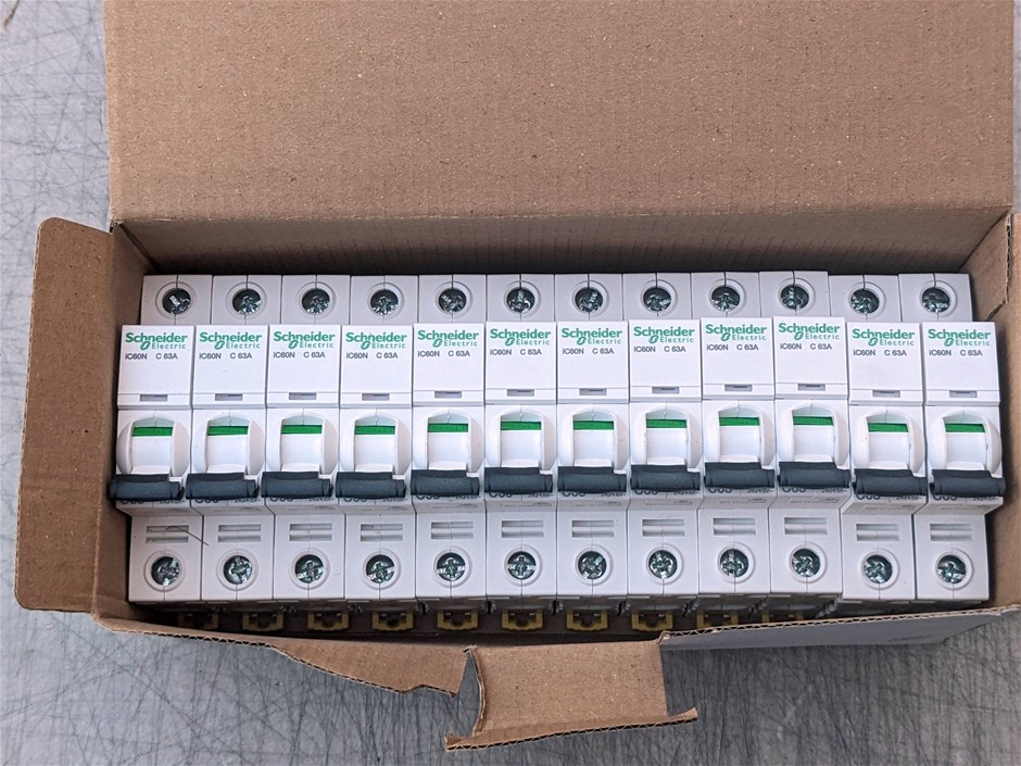 12 x Schneider Circuit Breakers DELIVERY AVAILABLE Auction (0014
