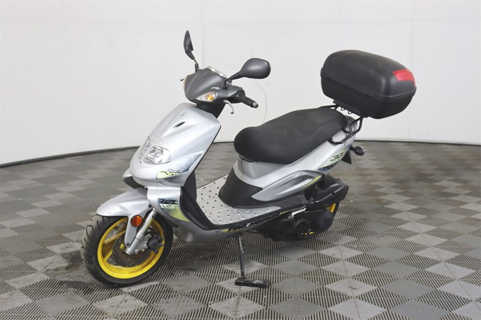 Golden Bee 303RS 2 seater Scooter, 26486 km indicated Auction (0001 ...