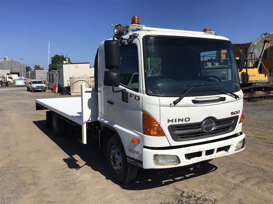 <p>2010 Hino FD 4 x 2 Tray Body Truck</p>