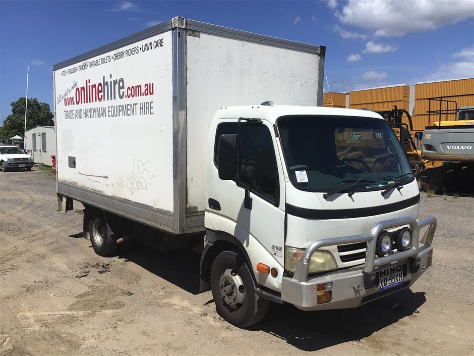 Unreserved 2009 HINO 300 4 x 2 Pantech Truck