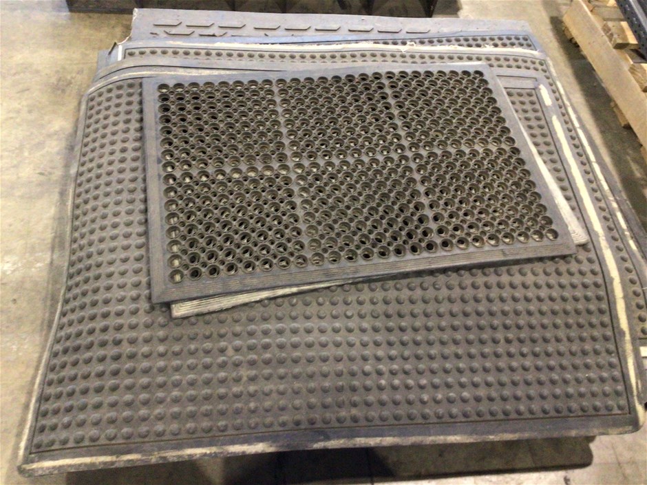 Unreserved Medical Supplies & Outdoor Furniture / Equipment