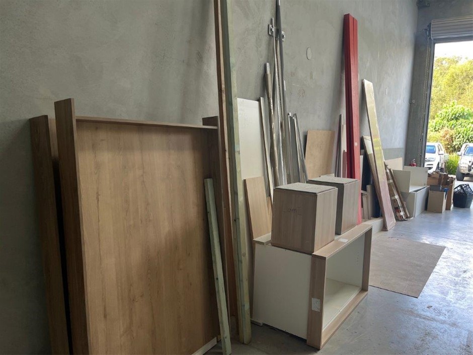 Wall Qty of assorted Building Material Auction (00827044398) Grays