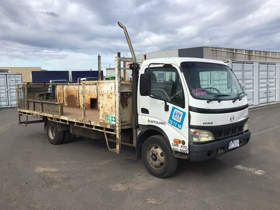 <p>2004 Hino Dutro (4 x 2) Tray Body Truck</p>