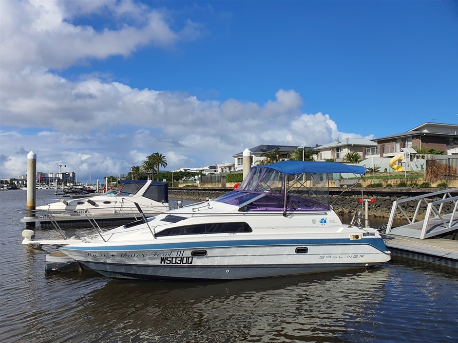 BAYLINER 2655 SUNBRIDGE FULL CABIN FIBREGLASS
