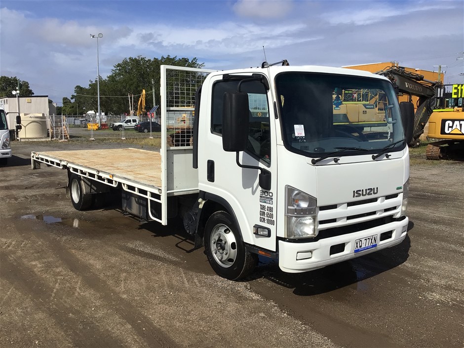 <p>2014 Isuzu NPR 4 x 2 Tray Body Truck</p>