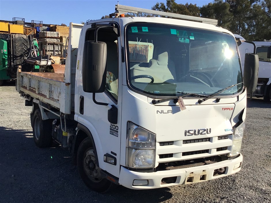 <p>2014 Isuzu NLR 4 x 2 Tipper Truck</p>