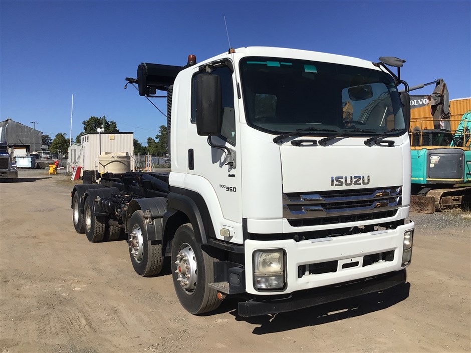 <p>2013 Isuzu FYH 8 x 4 Hooklift Truck</p>
