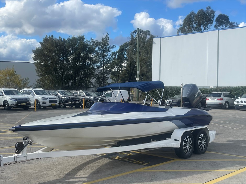 Hallet Ski Boat, Saltwater Series II V6 200 Engine