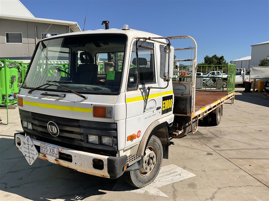 <p>1994 Nissan UD CMF87 4 x 2 Tray Body Truck</p>