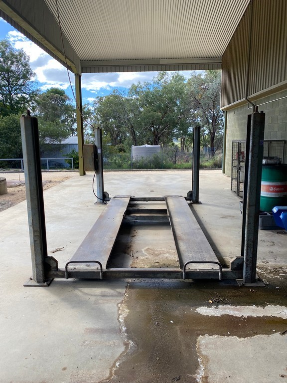 Laycock 3 Phase, 3Tonne vehicle hoist Auction (00785053205) Grays