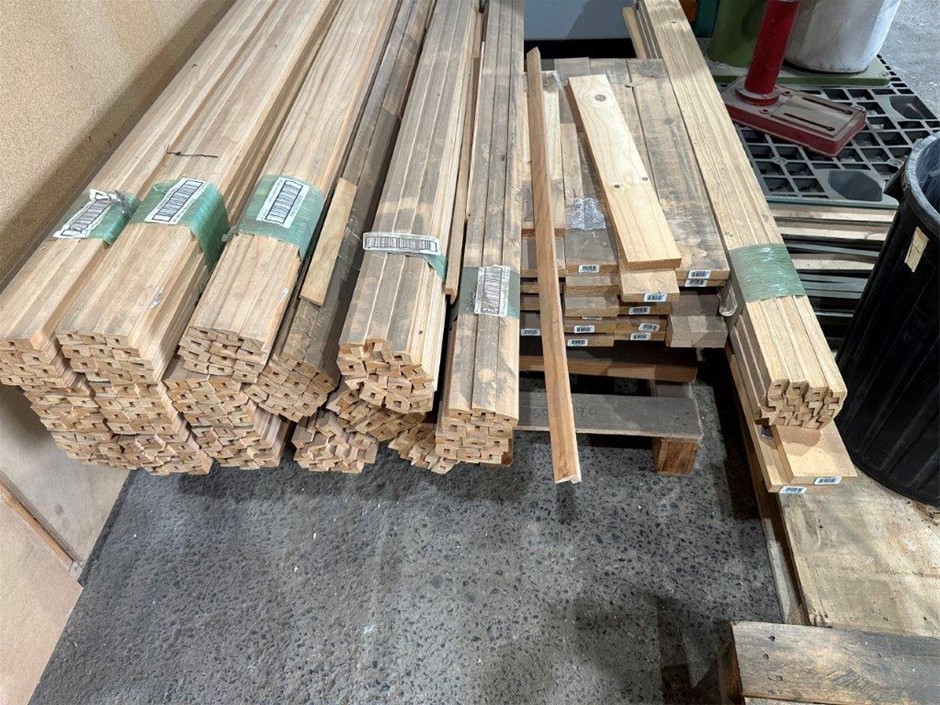 Picture Framing Timber 31x19 Clear Pine Auction (00213026749) Grays