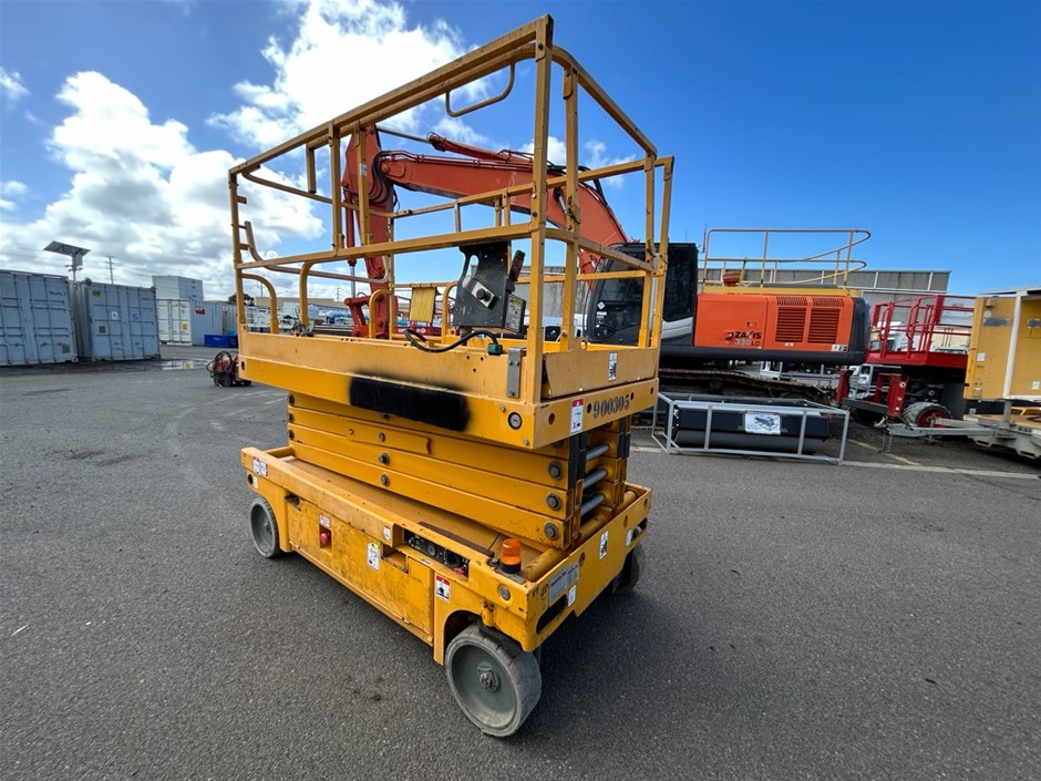 2015 Haulotte Group Compact12 Scissor Lift Auction (00033026973