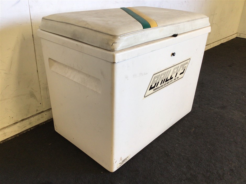 Baileys fibreglass boat seat esky and assorted boating gear Auction