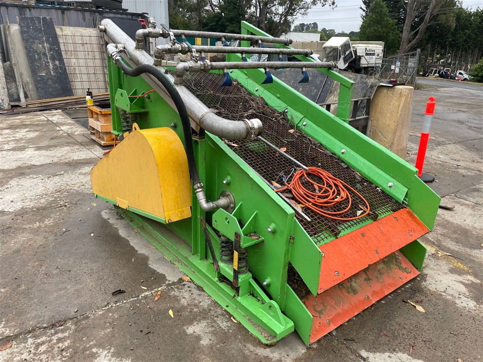 Finlay Twin Deck Screen and Impact Hydraulic Breaker