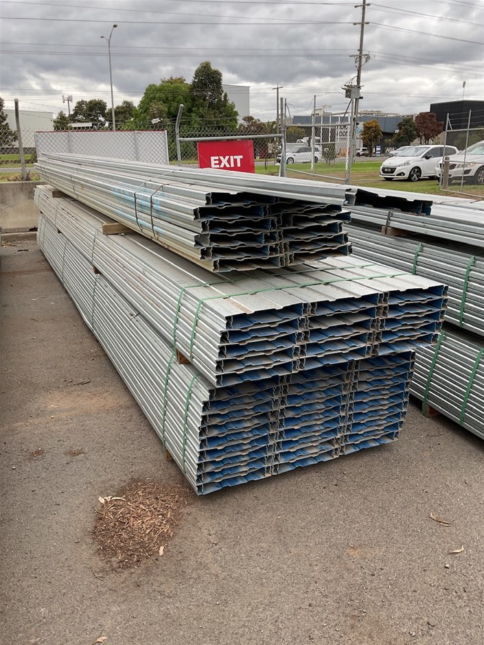 Stack Of Bluedeck Composite Decking Auction (00213028824) Grays
