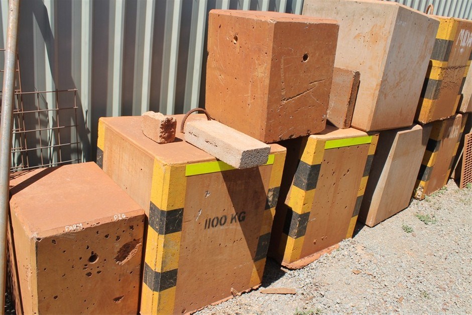 15 x Concrete Cyclone Tie Downs Concrete Cubes Auction (04179001444