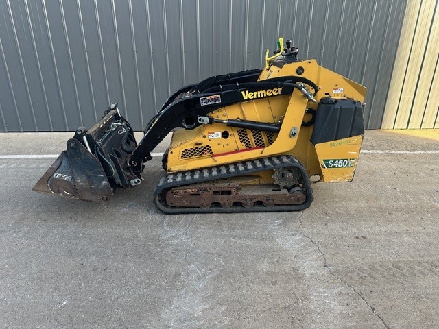 2020 Vermeer S450TX Mini Loader & Auswide Plant Trailer