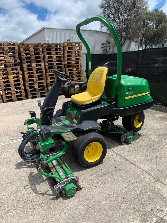 No Reserve 2011 John Deere 2500B Precision Cut Mower