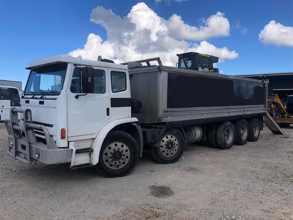 2000 International Acco 8 x 4 Tipper Truck