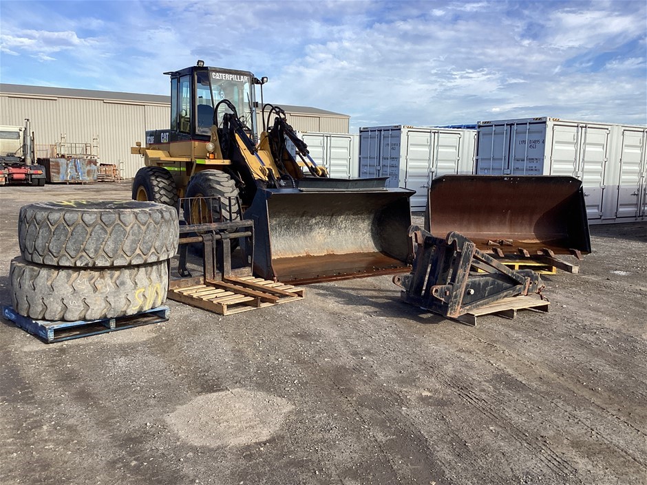 Caterpillar IT28F Wheeled Loader & Attachments