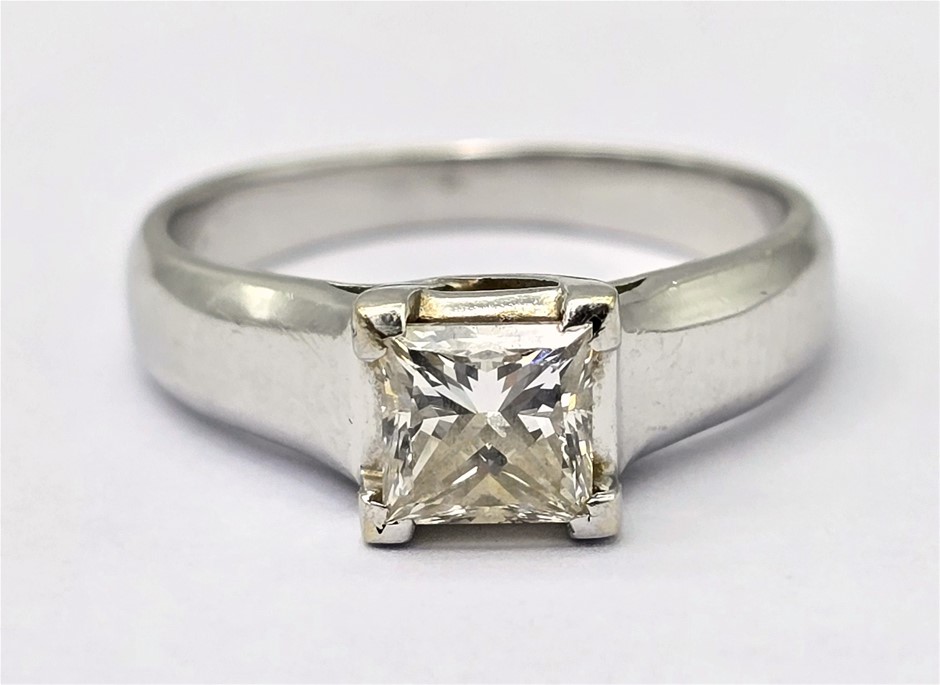 18 CARAT WHITE GOLD AND DIAMOND ENGAGEMENT RING VALUATION 17,133.00