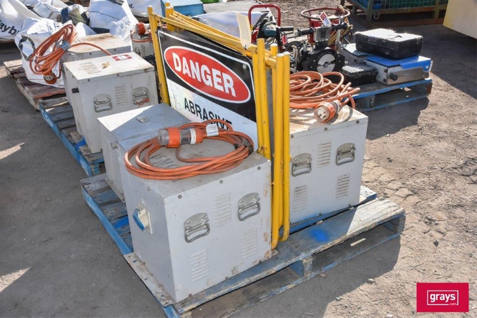 STAR DELTA EI-228025 4x Transformers & 4x Road Signs Auction (0429 ...