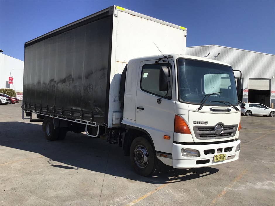 2009 Hino FD1J Series 2 Curtainsider Rigid Truck w Tail Lift